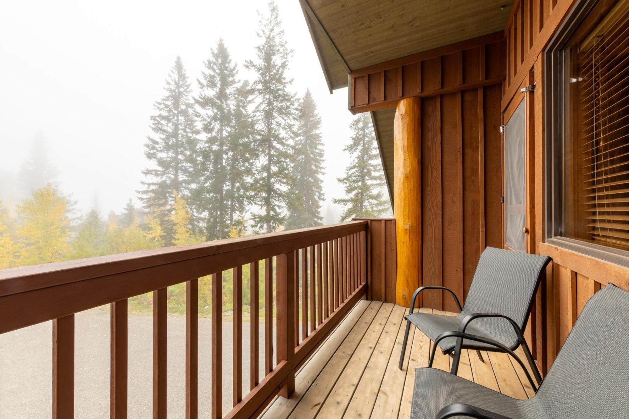 Vagabond Lodge At Kicking Horse Golden Exterior foto