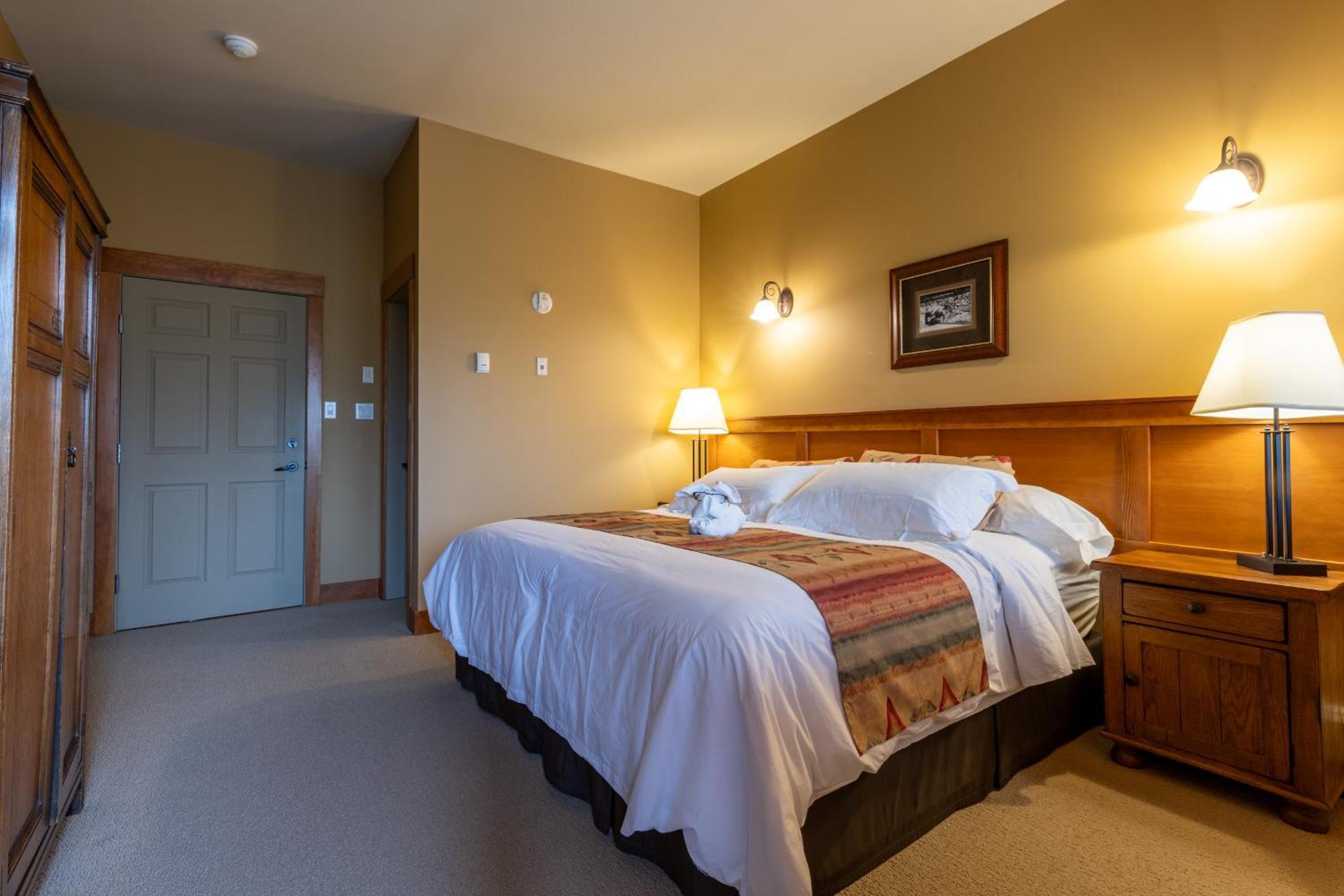 Vagabond Lodge At Kicking Horse Golden Exterior foto