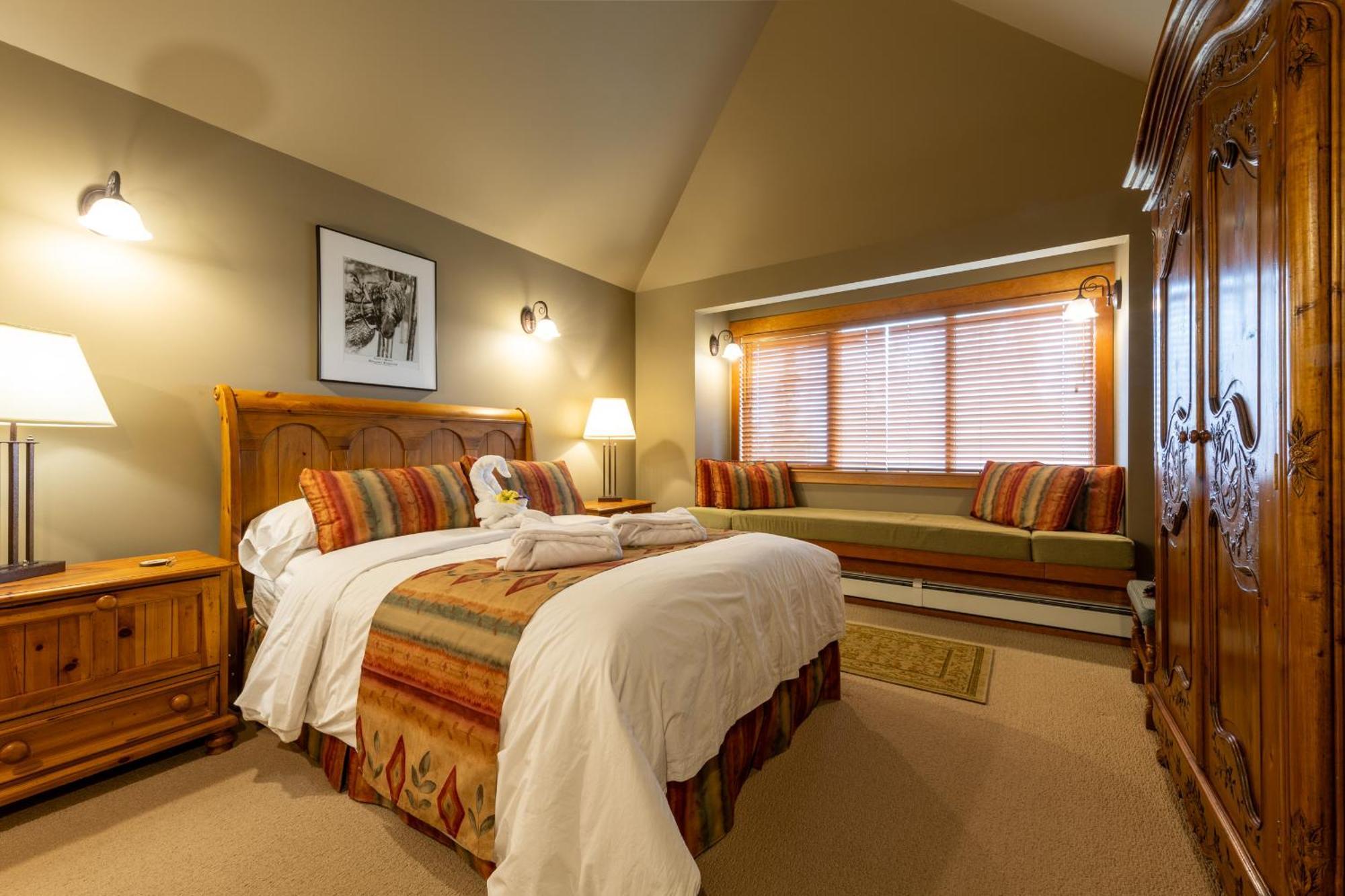 Vagabond Lodge At Kicking Horse Golden Exterior foto