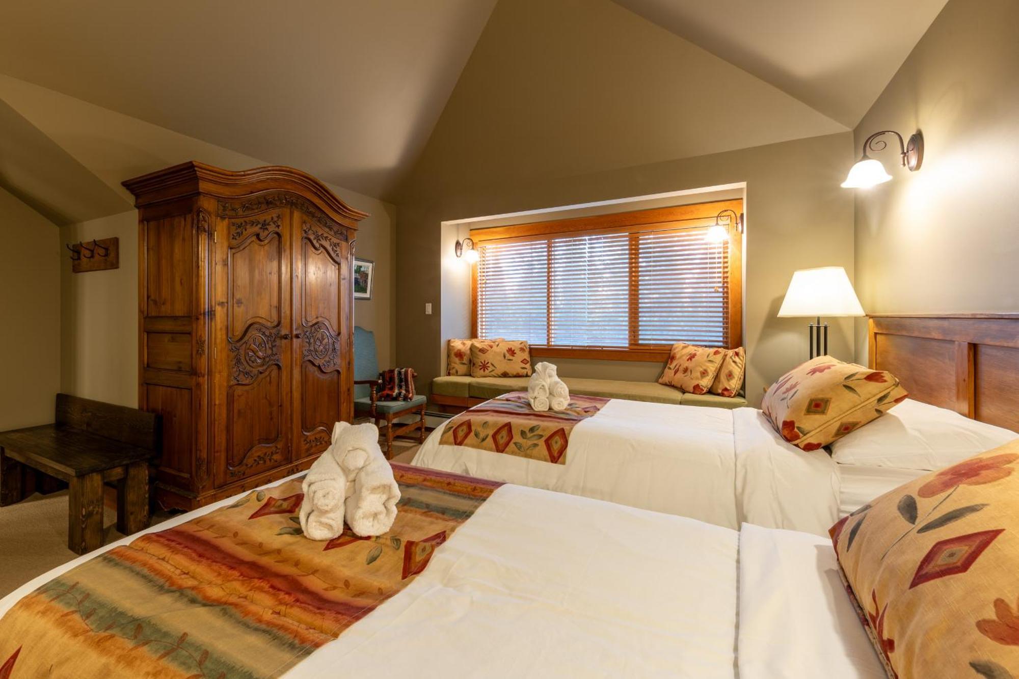 Vagabond Lodge At Kicking Horse Golden Exterior foto