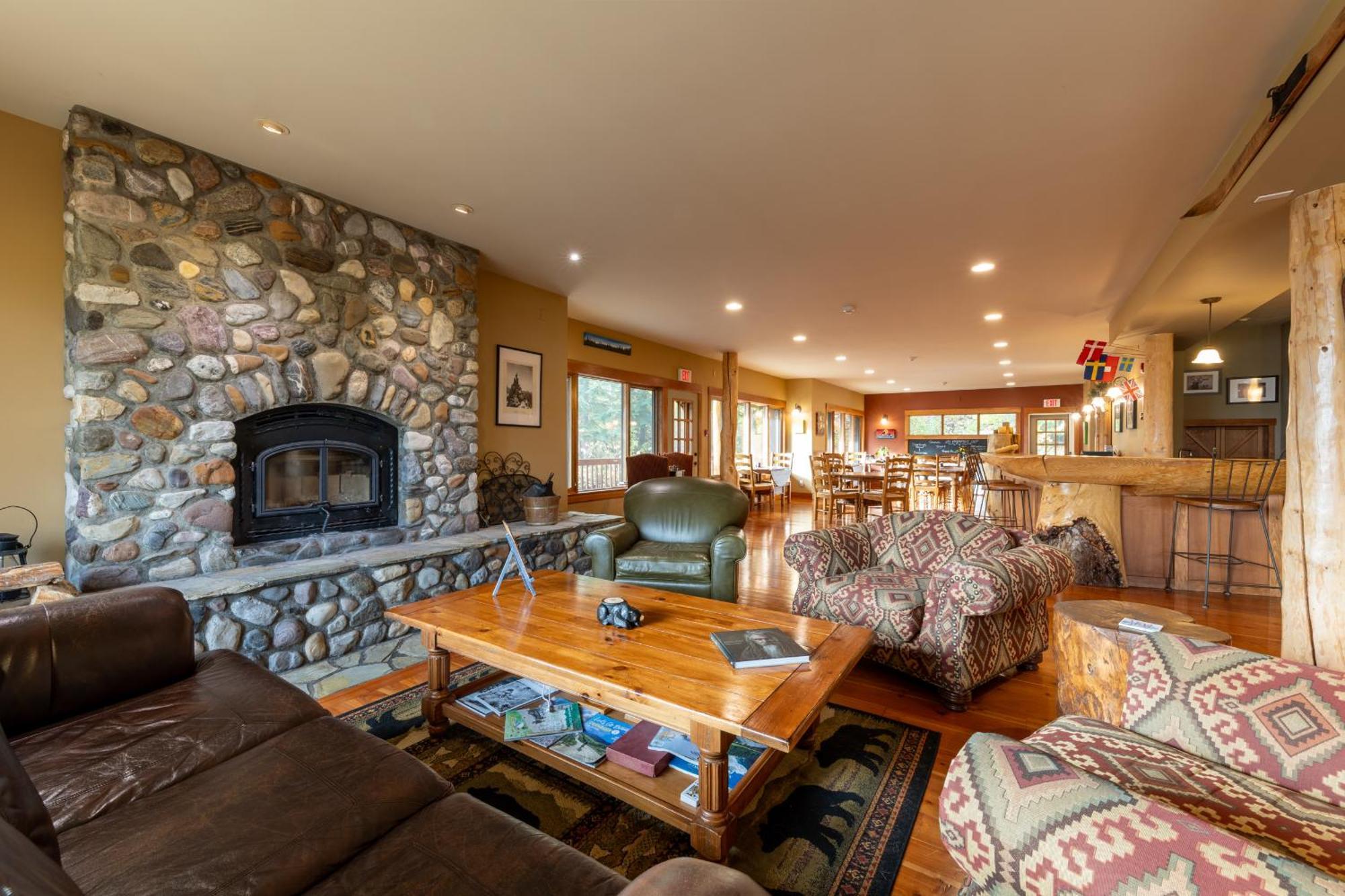 Vagabond Lodge At Kicking Horse Golden Exterior foto