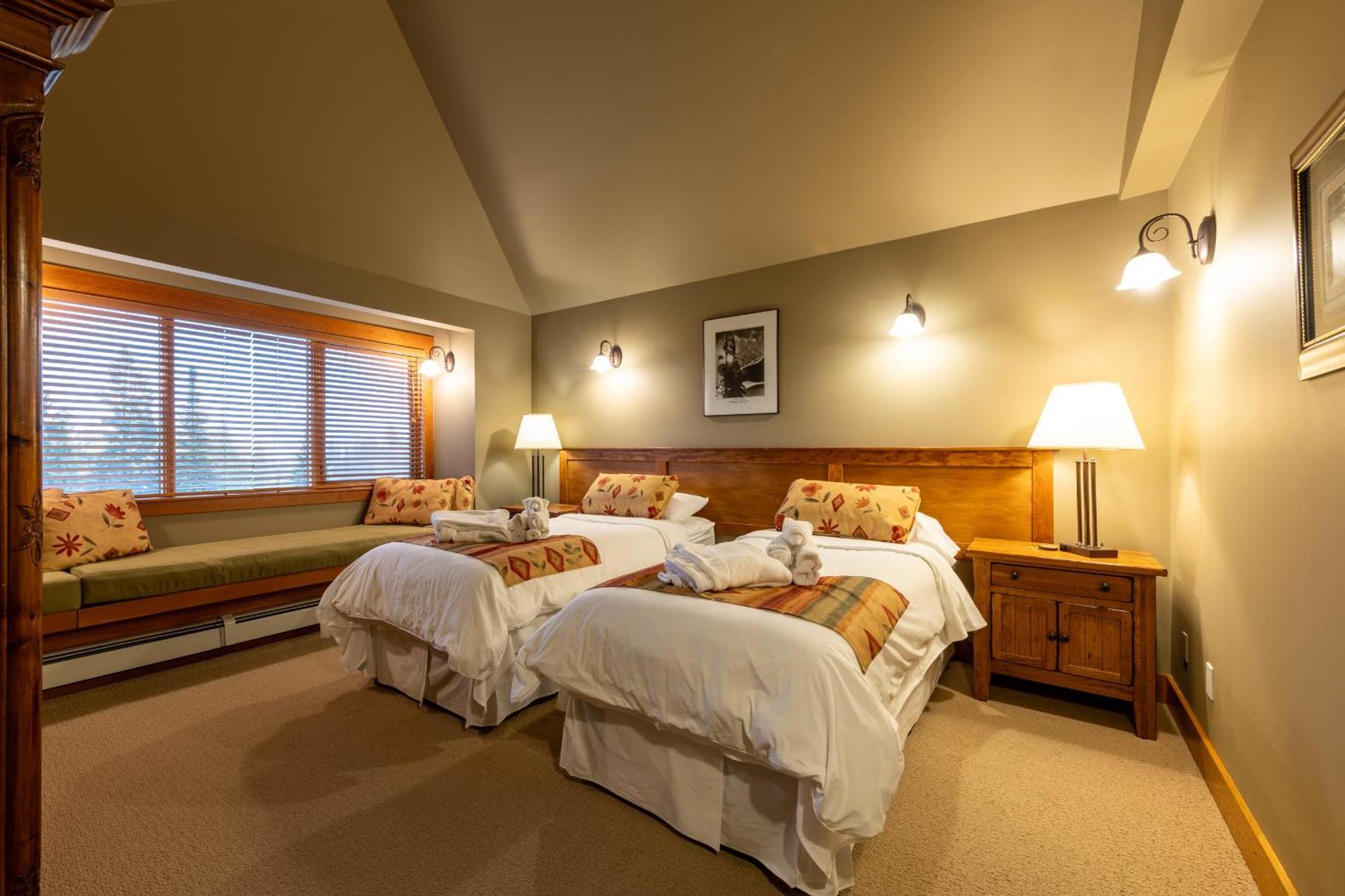 Vagabond Lodge At Kicking Horse Golden Exterior foto